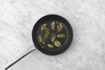 Preparare l'olio aromatizzato