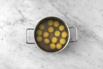 Knödel garen & Fleisch braten