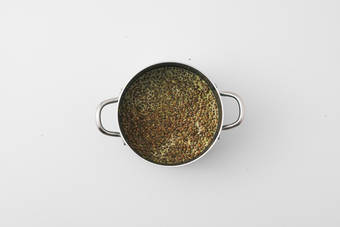 Linsenpfanne würzen