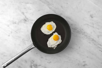 Spiegeleier braten