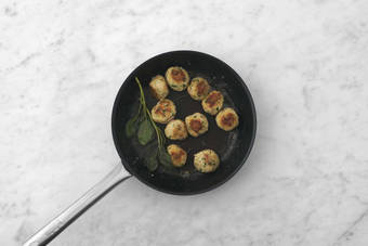 Rosolare i canederli