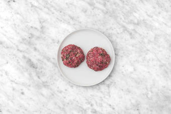 On façonne les steaks