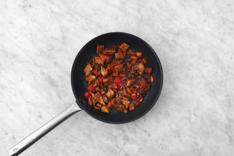 Tilsett saus og pulled beans