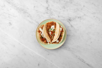 Monta los tacos y disfruta