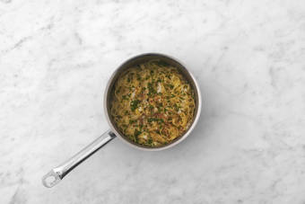 Combina la salsa y la pasta