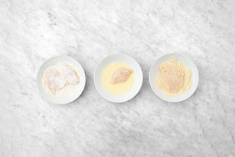 Schweinsplätzli panieren