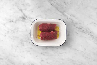 Rellena y enrolla la ternera