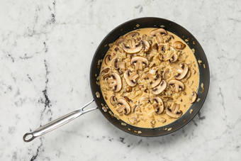 Make dill-mushroom gravy