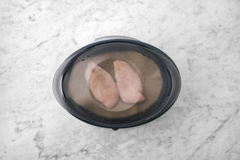 Reis, Gemüse und Hähnchenbrust dampfgaren