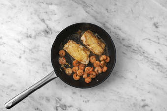 Fisch und Garnelen anbraten