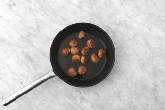 Gehaktballetjes bakken