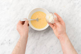 Voeg de grana padano toe