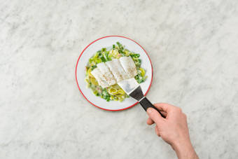 Verdeel met kabeljauw over de borden