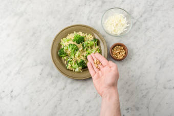 Garneer met de pijnboompitten