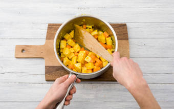 Voeg de pastinaak, peen en kurkuma toe