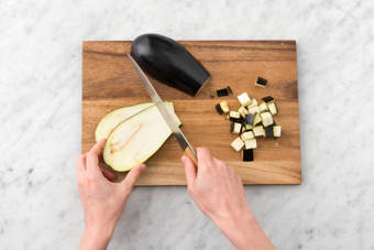 Snijd de aubergine