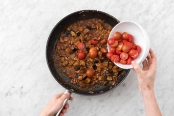 Voeg de cherrytomaten toe aan de saus