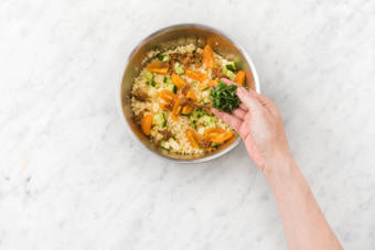 Voeg de verse kruiden toe