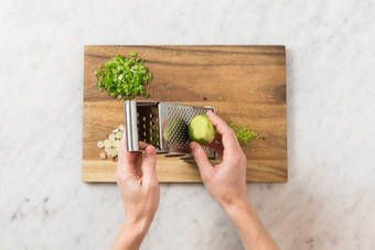 Rasp de schil met een fijne rasp en pers het sap van de limoen uit