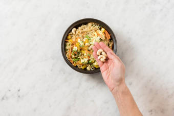 Serveer met het roerei en garneer met de cashewnoten