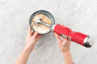 Pureer met de staaf-mixer of blender tot een pittige yoghurtsaus