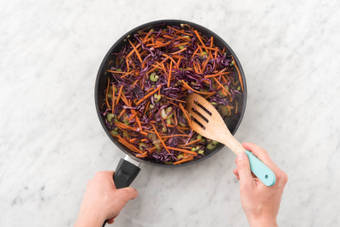 Bak de groentemix met de witte wijnazijn