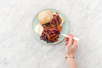 Beleg de ciabatta naar wens met de rundertartaar en salade.