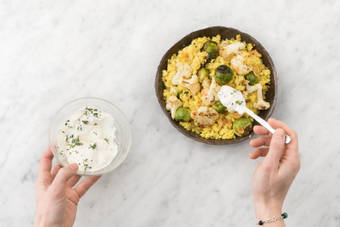 Garneer met de labne.