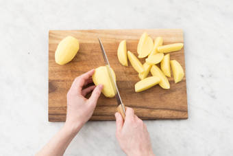 Kartoffeln schneiden