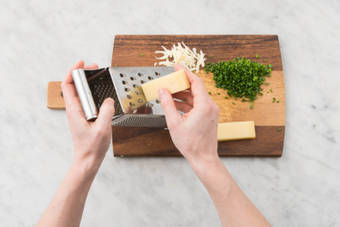 Bergkäse reiben