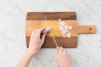 Schalotten schneiden