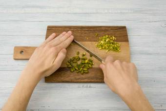 Pistachenoten hakken