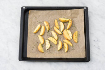 Kartoffelspalten backen