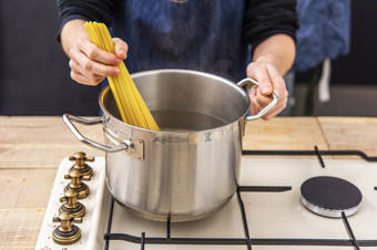 Cook the spaghetti