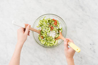 salat mit dressing mischen