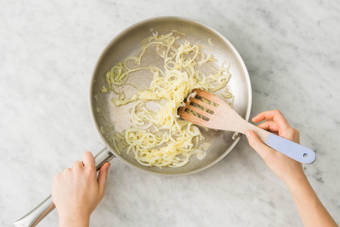 ZWIEBELN & Knoblauch BRATEN