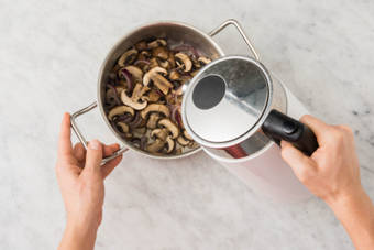 Gemüsebrühe kochen