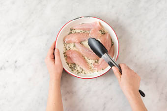 HÄHNCHENFILETS PANIEREN