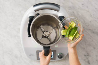 SALATzutaten VORBEREITEN