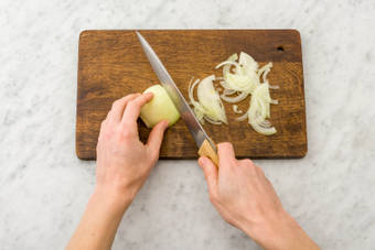 Frühlingszwiebeln in Ringe schneiden