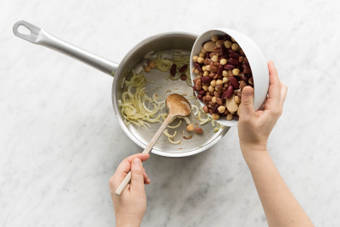 Bohnen-Mix dazugeben