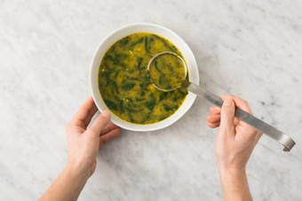 Pita-Brote mit Cheddar bestreuen