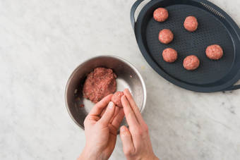 KÖTTBULLAR VORBEREITEN