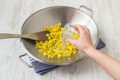 Schenk 3 el water per persoon in de pan met de gele biet