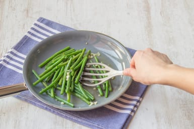 Cook the green beans with garlic