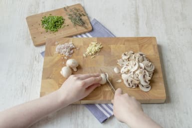 Schnitzel Natur An Champignon Creme Fraiche Sosse Rezept Hellofresh