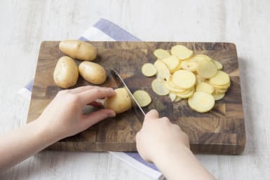 Snijd de aardappel in dunne plakken