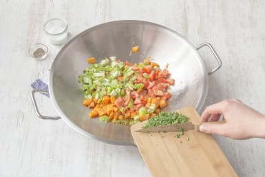 Bak de groenten in een wok