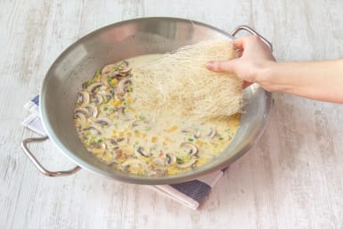 Kook de rijstvermicelli 3 minuten in de soep