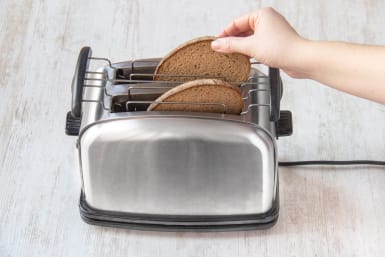 Das Brot toasten